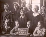 Schulentlassung Ostern 1934 mit Lehrer Hansen